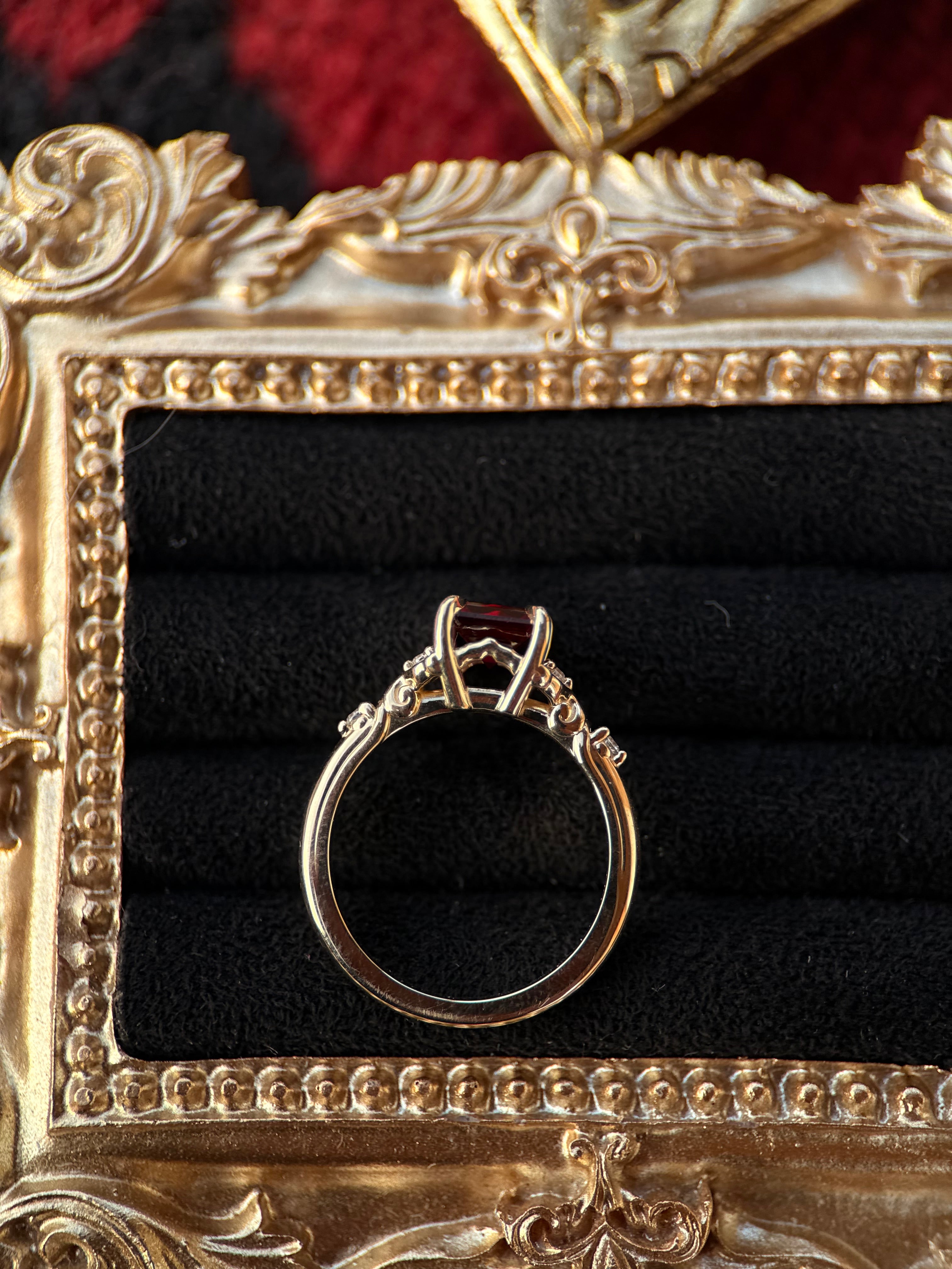 10K YELLOW GOLD PRINCESS GARNET.