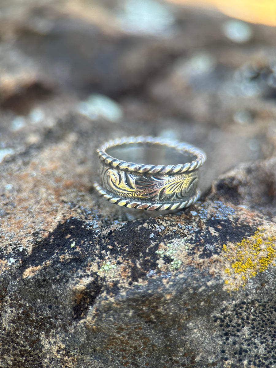 MENS ROPE ENGRAVED BAND.