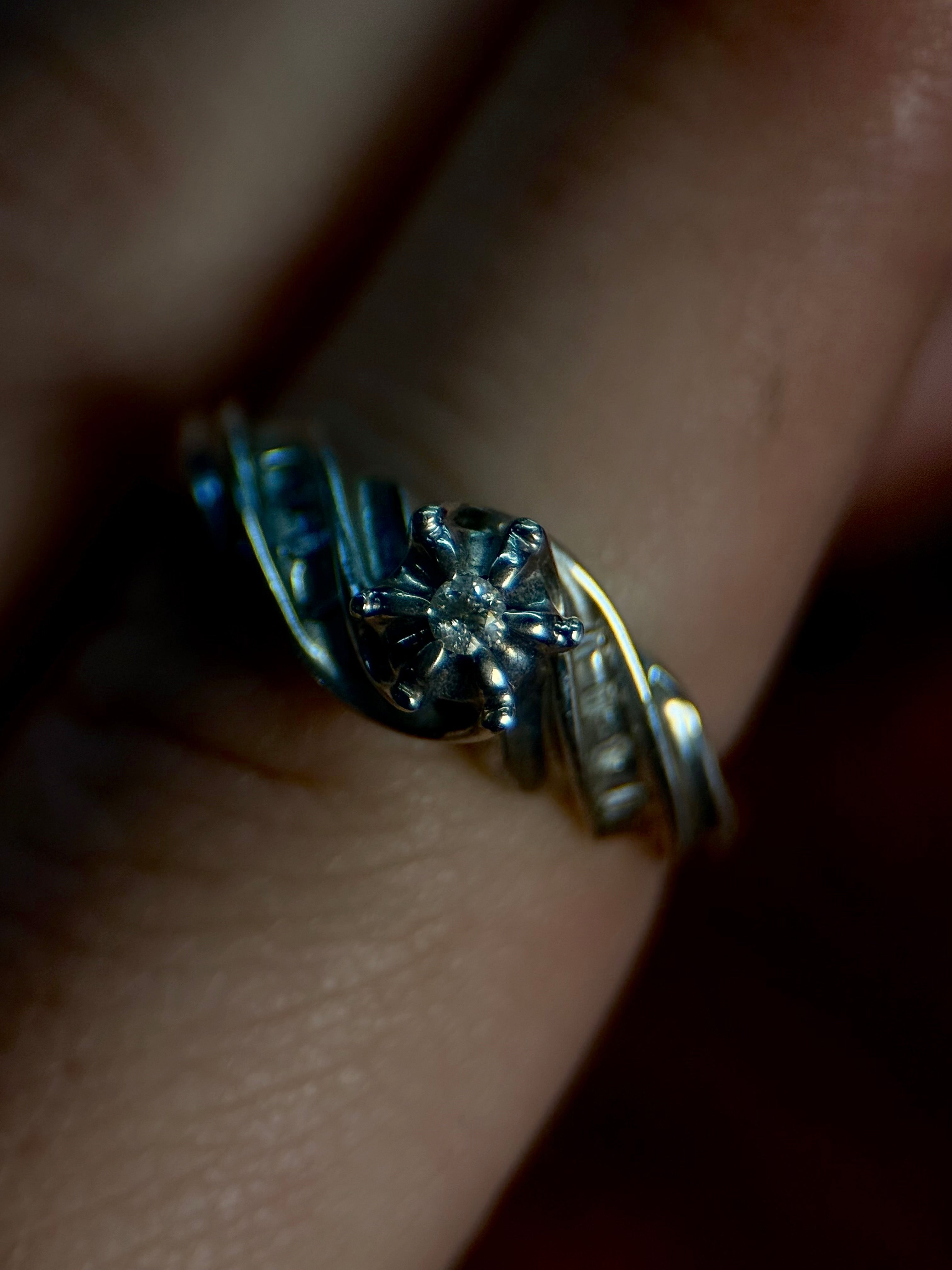 READY TO SHIP VINTAGE NATURAL DIAMOND GEMSTONE RING.