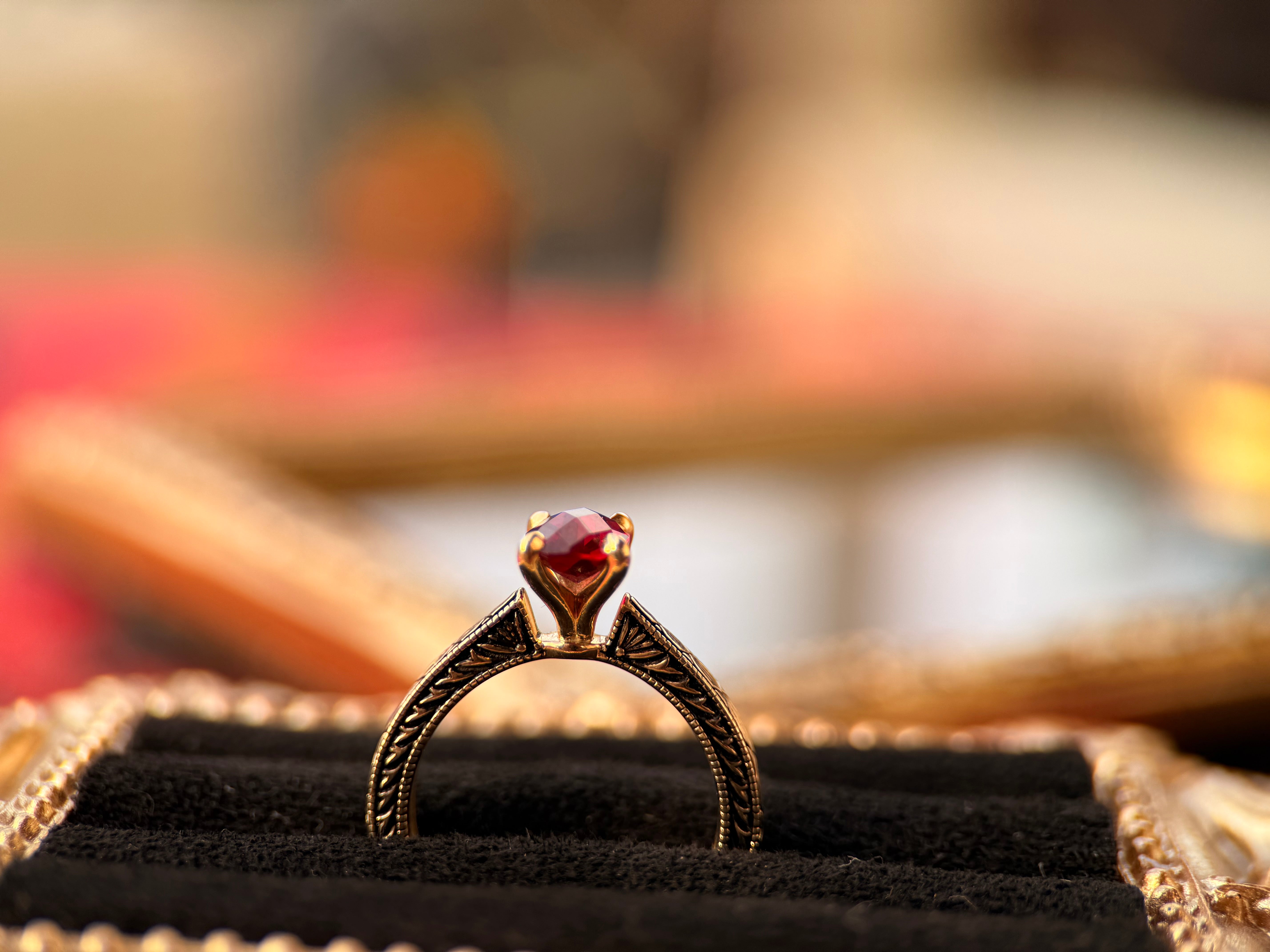 14K YELLOW ELONGATED CHECKER BOARD GARNET.