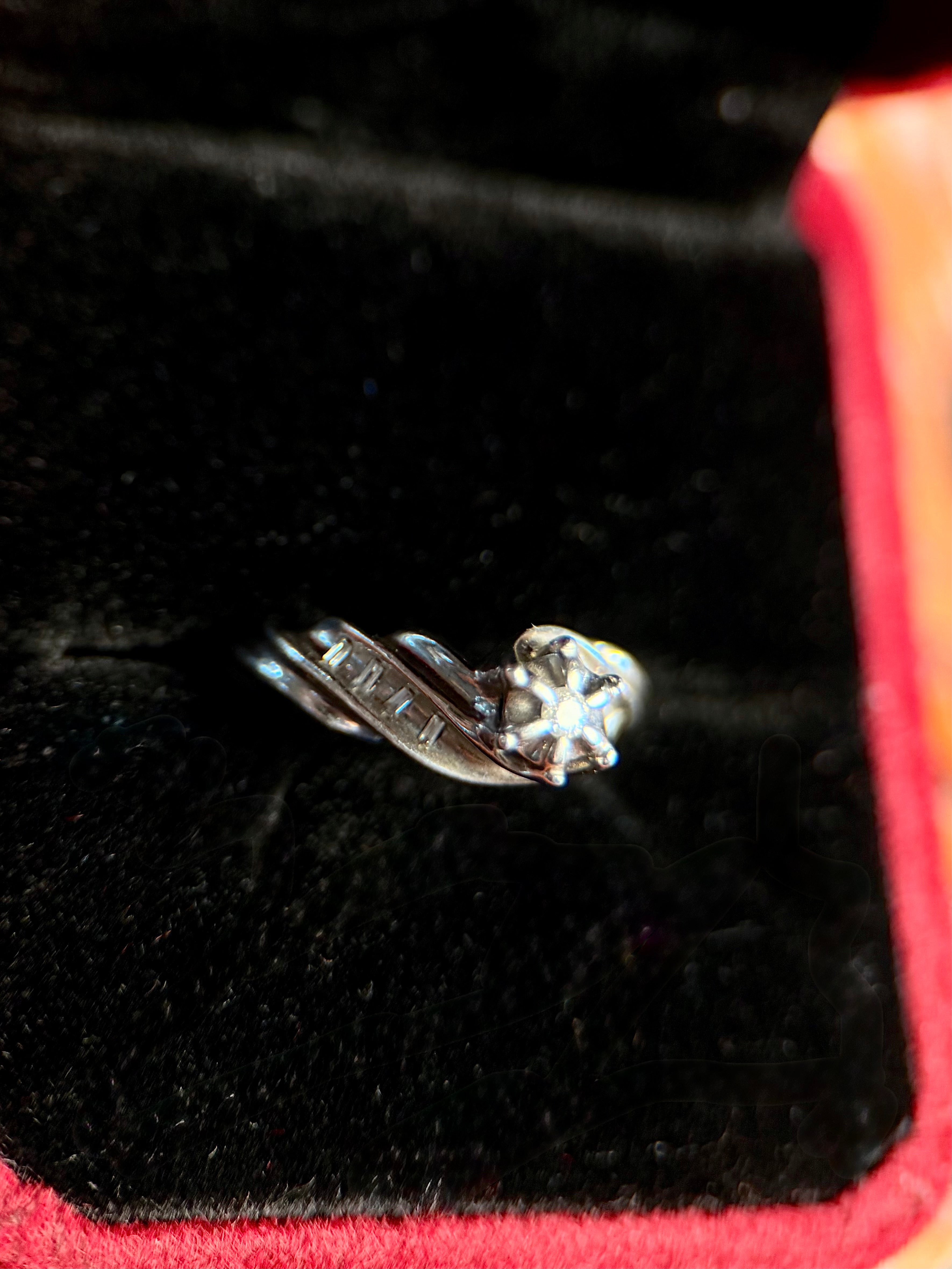 READY TO SHIP VINTAGE NATURAL DIAMOND GEMSTONE RING.