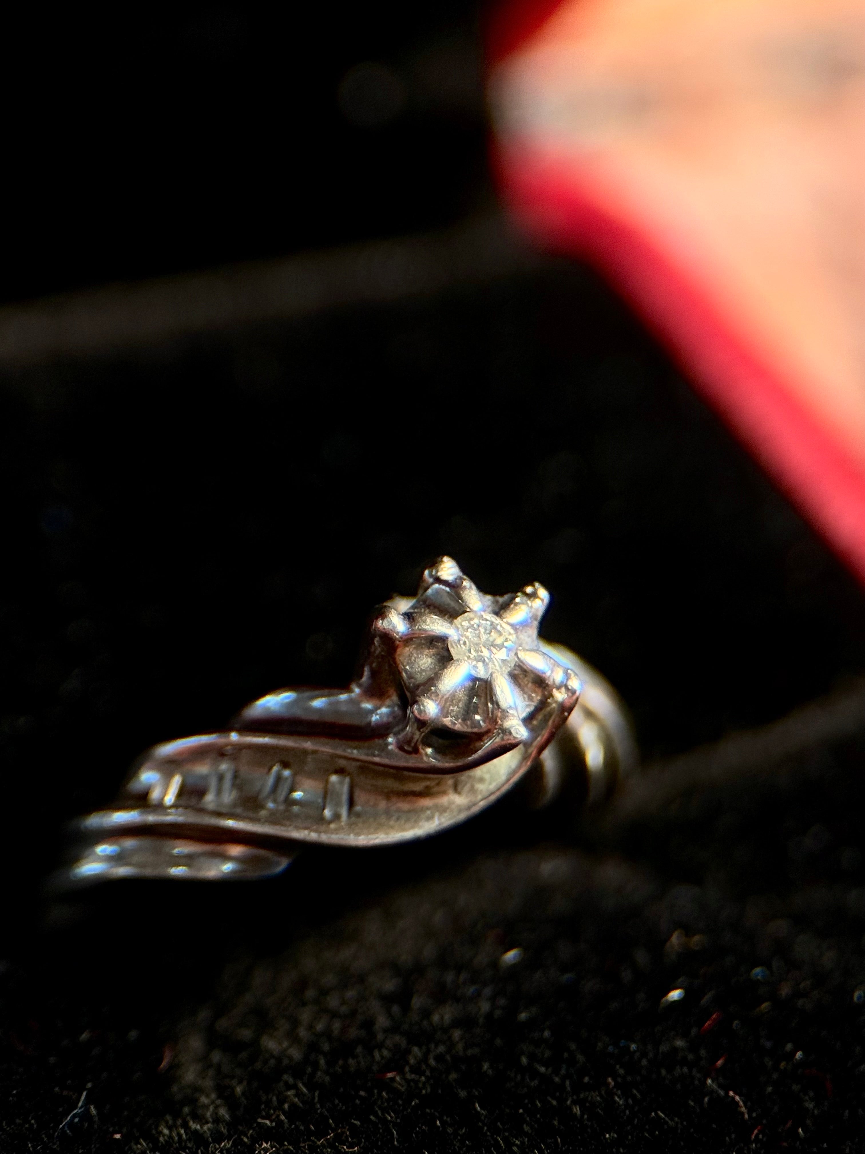 READY TO SHIP VINTAGE NATURAL DIAMOND GEMSTONE RING.